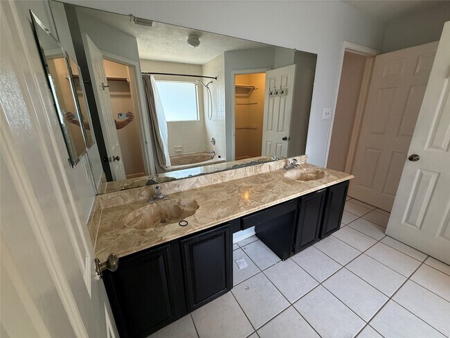 Building Photo - 4330 Meadow Springs Dr