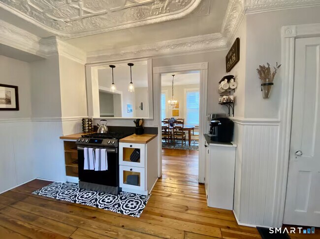 Building Photo - 27 Quintard Ave