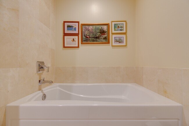 Building Photo - Fully Furnished 2 bedroom in Waikiki! One-...