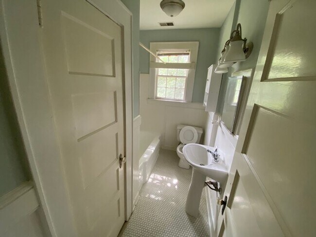 Building Photo - Charming House in Forest Acres!