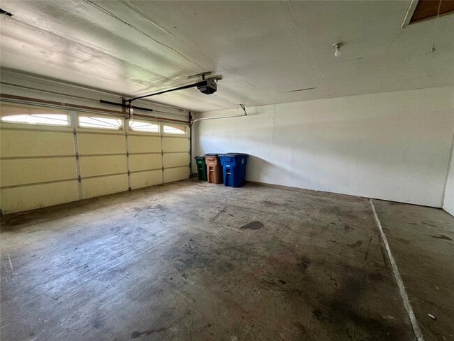 Building Photo - 1213 Kenyon Dr