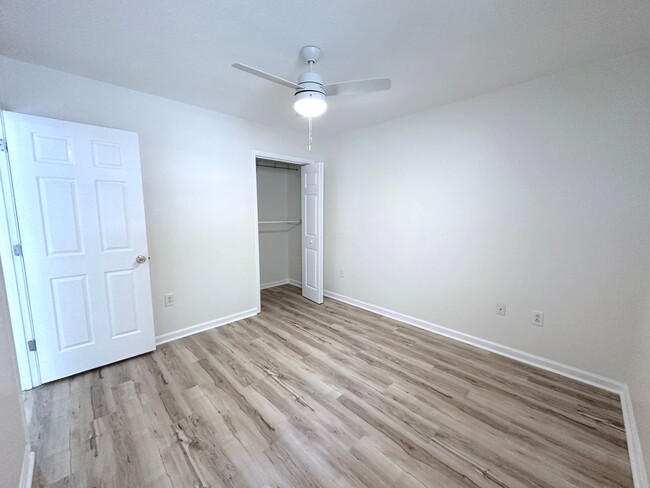 Building Photo - Newly updated 1 bedroom/1 bath condo in Ri...