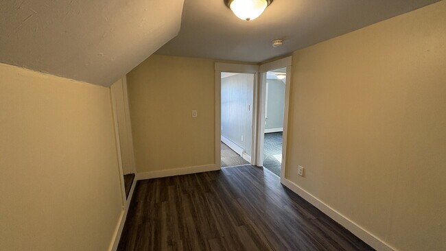 Building Photo - 3 Bed, 1 Bath, plus TWO Bonus Rooms in Rochester!