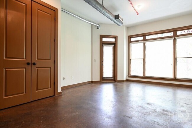 Building Photo - 250 Martha Dr