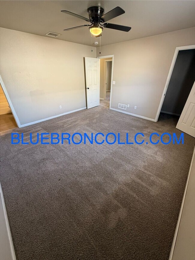 Building Photo - Beautiful 3-bedroom, 2-bathroom Duplex with attached garage