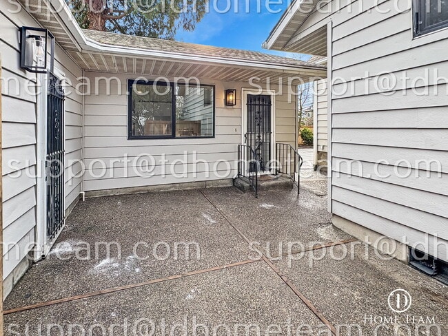 Building Photo - "Charming Tacoma Retreat: Cozy 2-Bed Oasis with 1 Private Car Garage!"