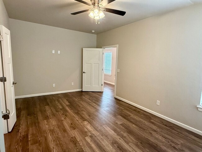 Building Photo - Large 3 Bed, 2 Bath in Beautifully Well-Maintained Neighborhood