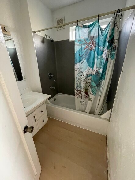 Building Photo - 390 W 19th Ave