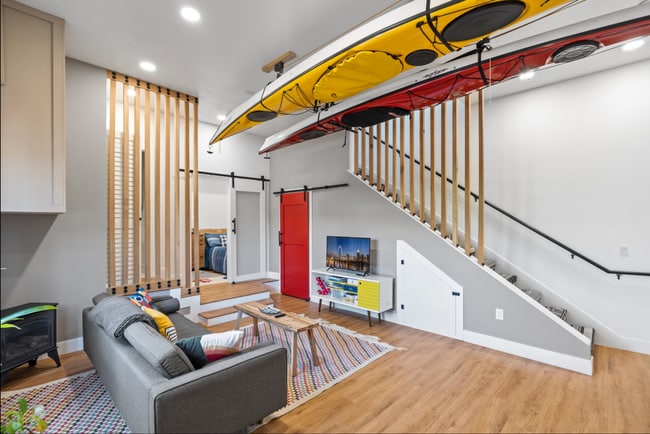 Building Photo - Industrial Chic 3bed/3bath loft style cond...