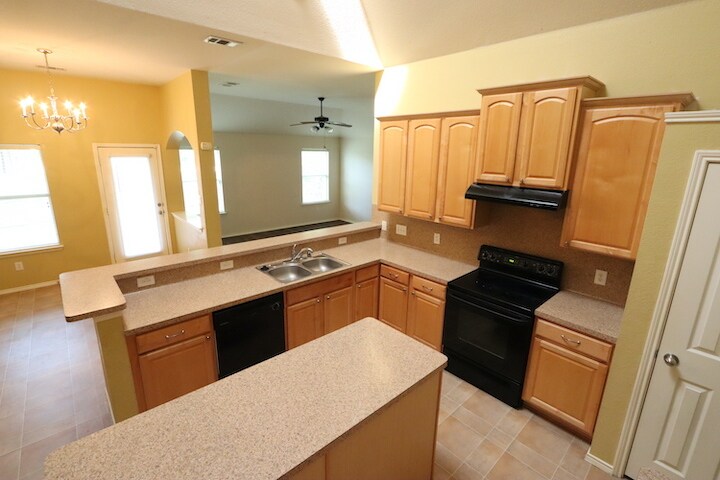 Building Photo - 1000 Warbler Ln