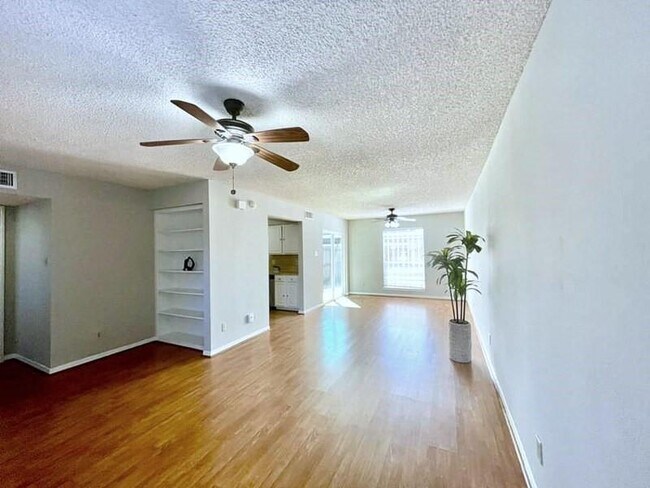 Building Photo - 9242 Westwood Village Dr