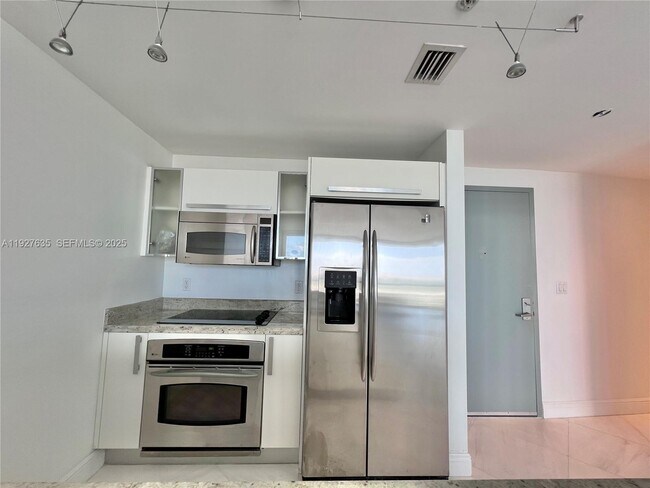 Building Photo - 601 NE 36th St