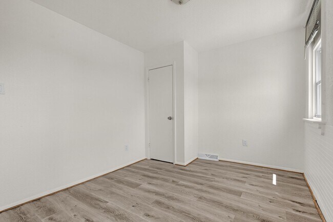Building Photo - 2335 Lauretta Ave