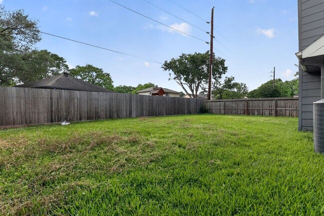 Building Photo - 417 W Hillary Cir