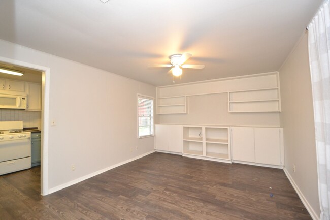 Building Photo - East Austin Home- Available for August!