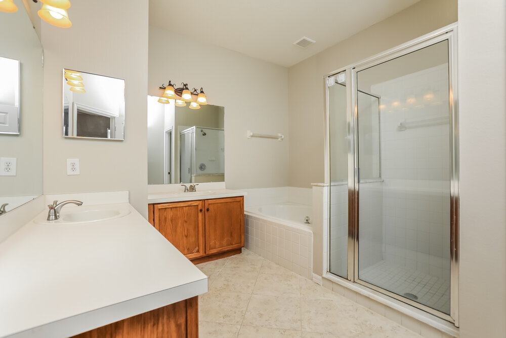 Building Photo - 13761 Meadowpark Ave