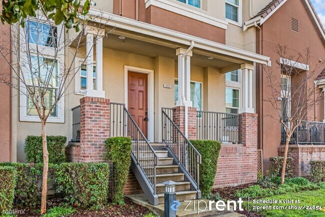 Building Photo - 3 br, 2.5 bath Townhome - 1052 Green Stree...