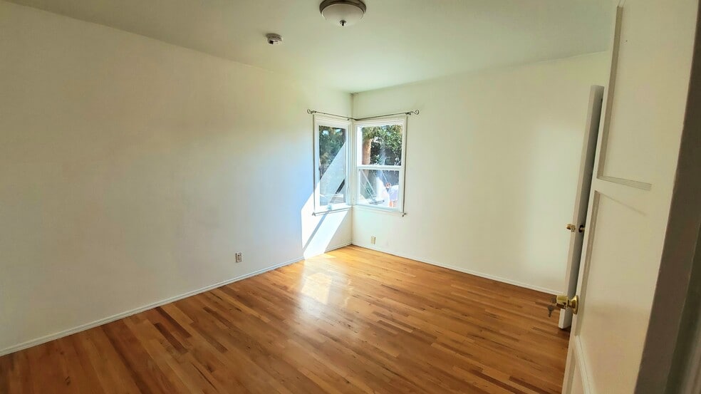 Building Photo - 7038 Yarmouth Ave