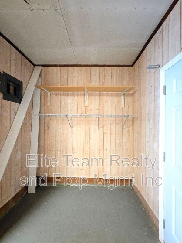 Building Photo - 910 Holly Dr