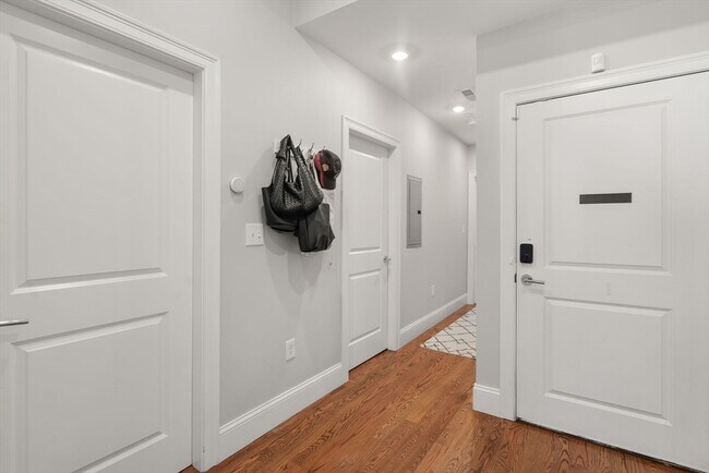 Building Photo - 338 Meridian St