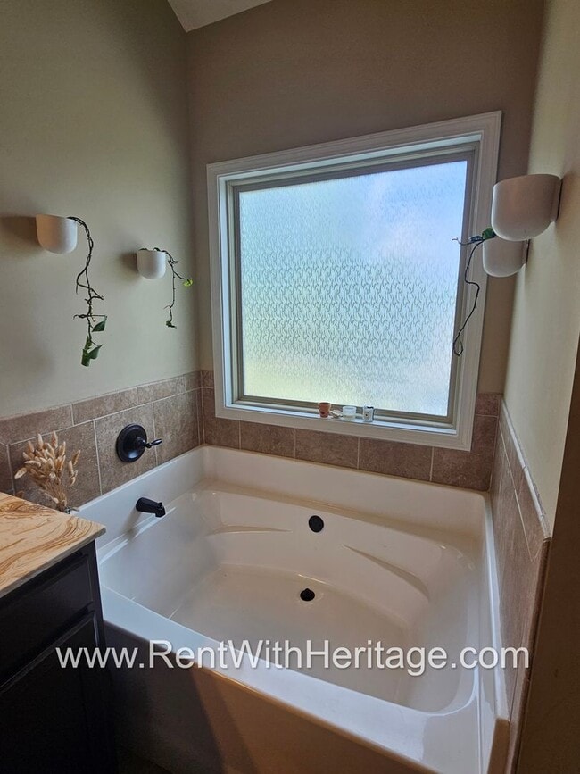 Building Photo - Gorgeous 3 bd / 2 bath / Attention to Deta...