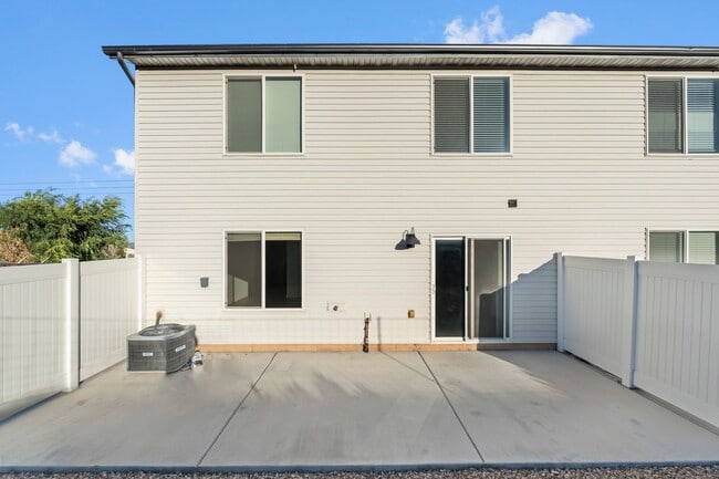 Building Photo - Comfortable and Spacious 4-Bedroom Townhom...