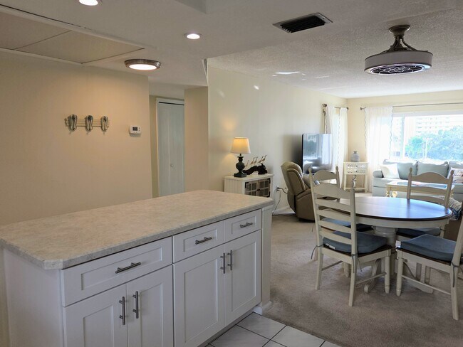 Building Photo - 4650 Cove Cir