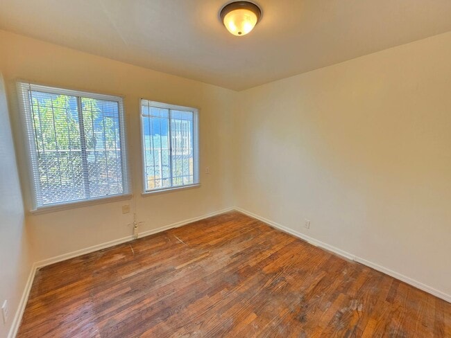 Building Photo - 9618 Kalmia St