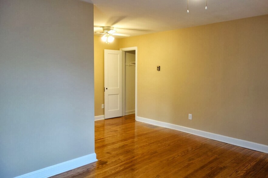 Building Photo - 816 Greenwood Cir