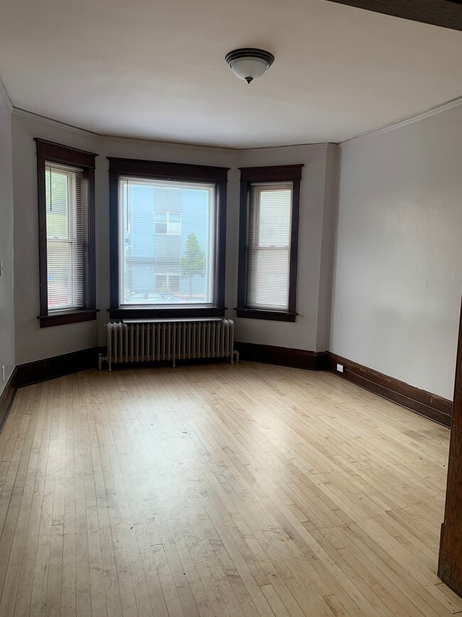 Primary Photo - 122-126 W 4th