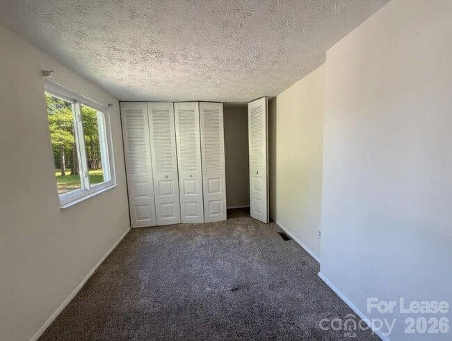 Building Photo - 9432 Lexington Cir