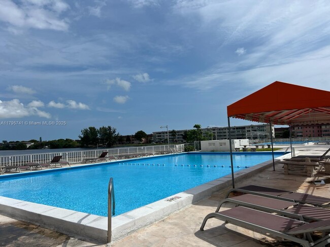 Building Photo - 1301 NE Miami Gardens Dr