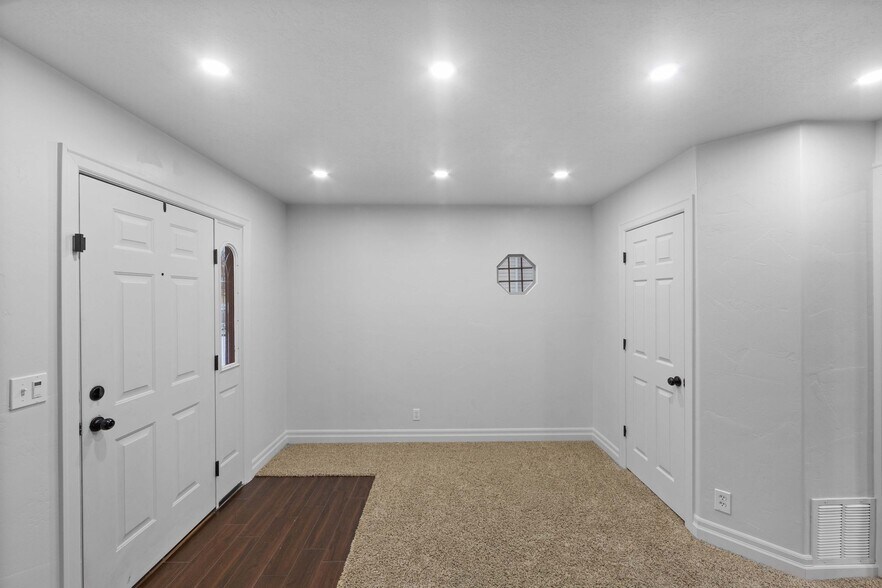 Building Photo - 7102 N Mohican Dr