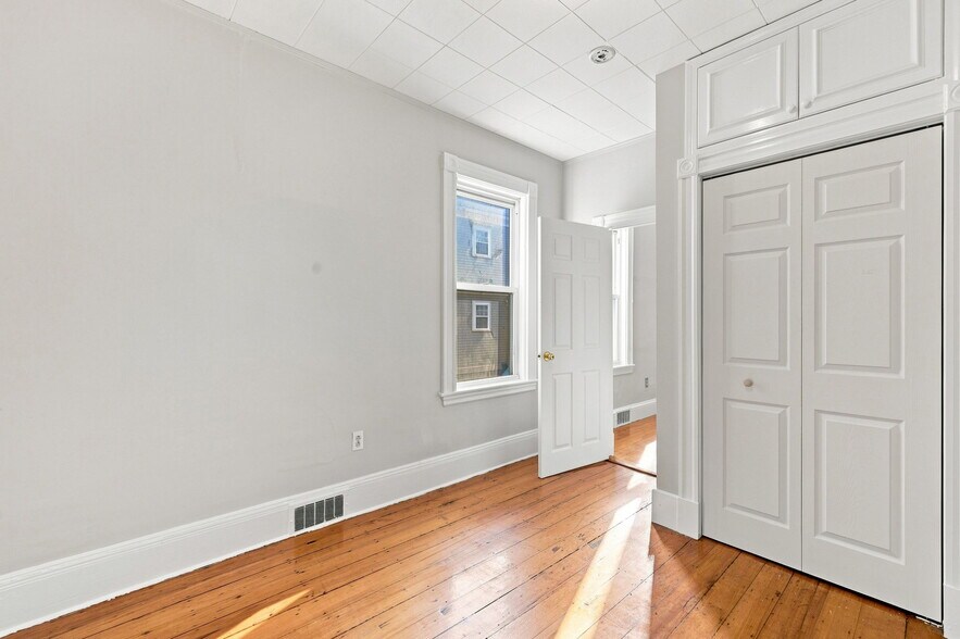 Building Photo - 147 Murdock St