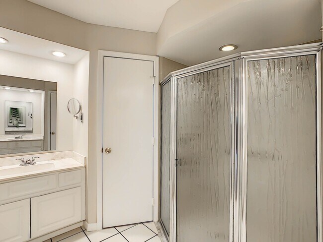 Building Photo - Port Charlotte Waterfront Pool Home - Grea...