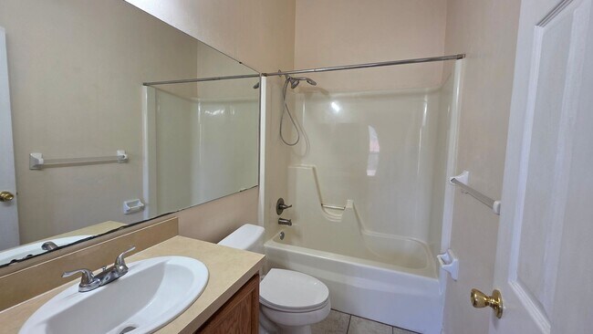 Building Photo - FOR RENT 2 bed 2.5 bath Condominium