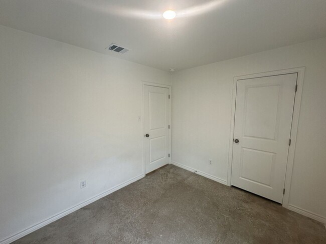 Building Photo - Beautiful 3 Bedroom 2 Bath Duplex availabl...