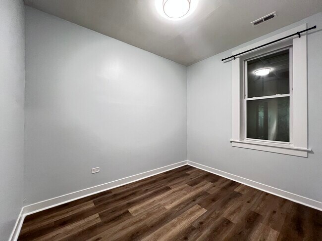 Building Photo - 7026 S Wentworth Ave