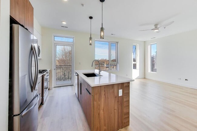 Building Photo - 1950 W Lawrence Ave