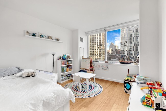 Building Photo - 300 North End Avenue