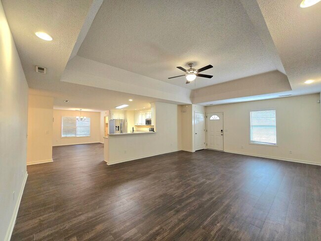 Building Photo - 3682 Beacon Dr