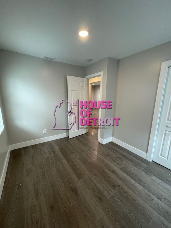 Building Photo - 2 BEDROOM | 1 BATH | FREE PRE SCREEN