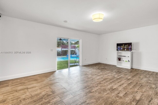 Building Photo - 1040 N Royal Poinciana Blvd