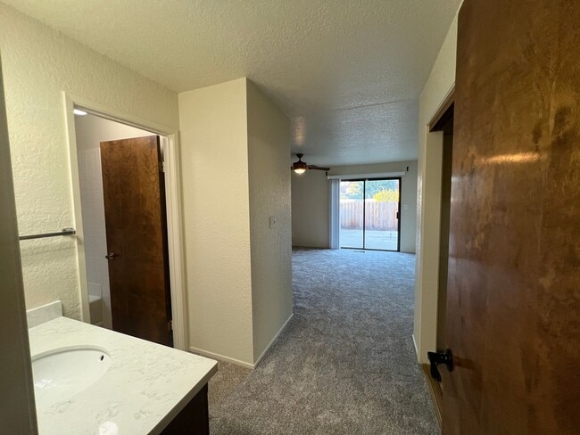 Building Photo - Single story home located in Lakewood Elementary School District!