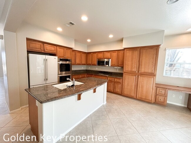 Building Photo - Beautiful Executive home located in the Ra...