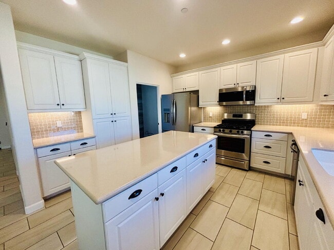 Building Photo - Gorgeous 3 bd, 4 ba Townhome in 55+ Community