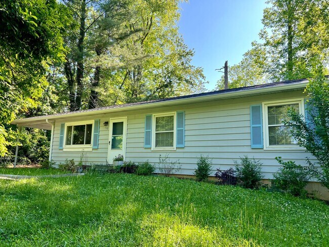 Primary Photo - 3 Bedroom home for rent in Hendersonville!