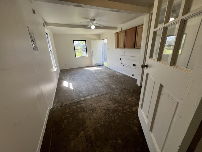 Building Photo - 135 Rainbow Dr