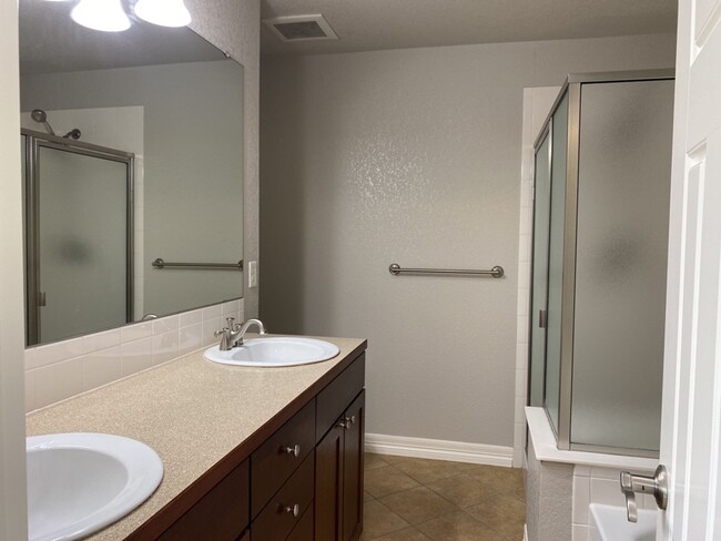 Building Photo - Start a Lease by 2/28/25 and pay $2,800 fo...