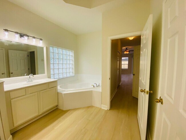 Building Photo - Your Dream Home Awaits! 5 bedroom 3 bath Single Family HOME!!